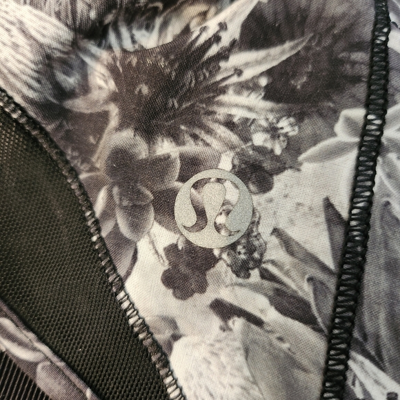 LULULEMON Hotty Hot  Floral Black and Gray Women's  Shorts - Picture 4 of 9